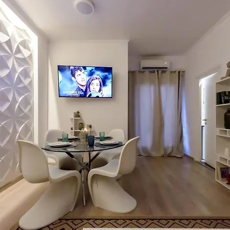 Skyloft - Location & Private Roof Garden Apartment Kalamata