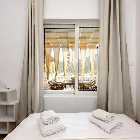 Skyloft - Location & Private Roof Garden Kalamata